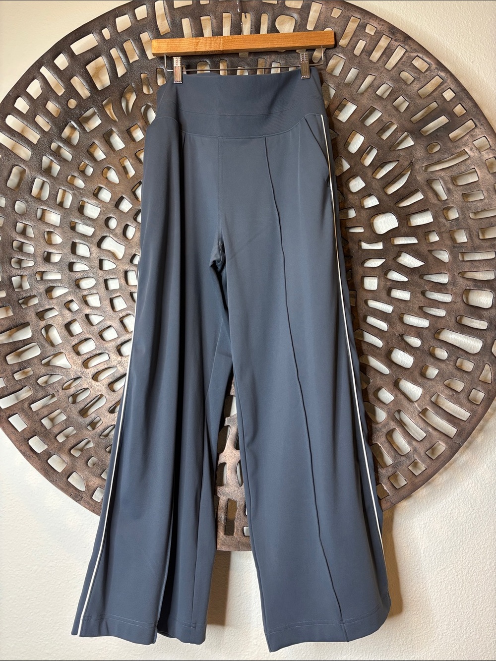 🩶 Athleta Wide-Leg Gray Active Pants Side Stripe Women’s Large Petite Stretch